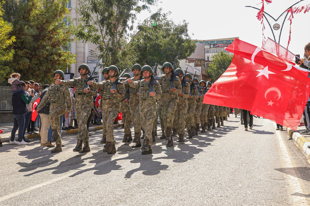Cumhuriyetimizin kuruluşunun 99. Yıl dönümü Van'da yapılan törenlerle coşkuyla kutlandı - Kare 4