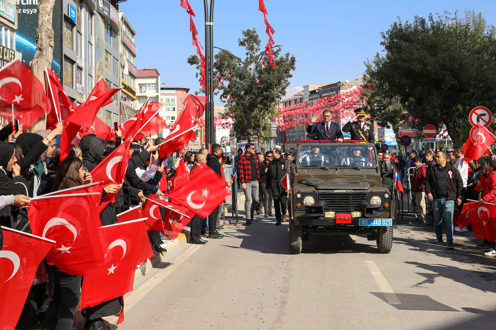 Cumhuriyetimizin kuruluşunun 99. Yıl dönümü Van'da yapılan törenlerle coşkuyla kutlandı - Kare 5