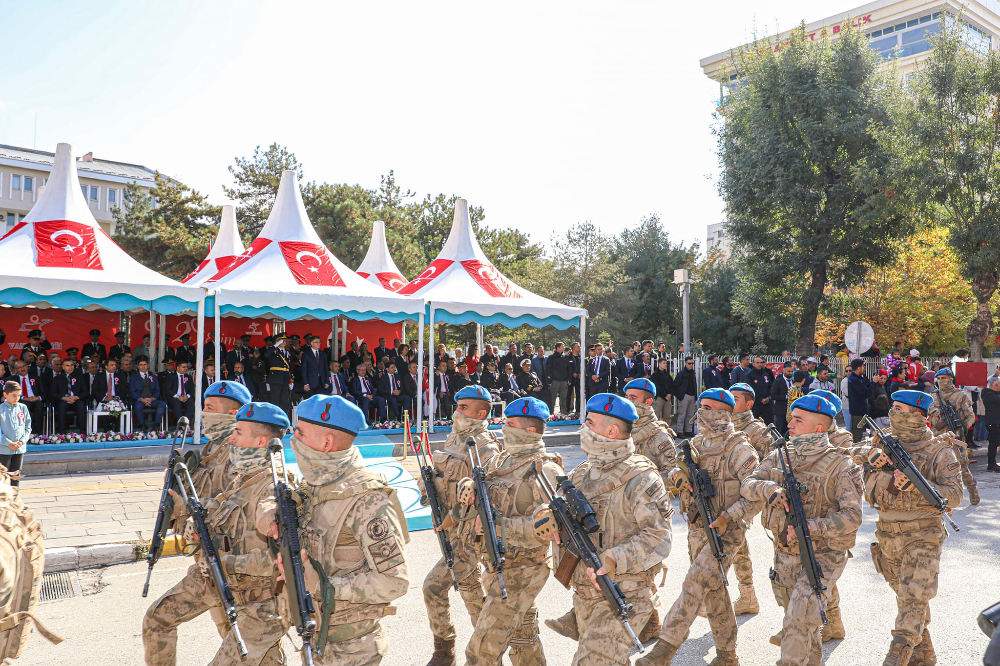 Cumhuriyetimizin kuruluşunun 99. Yıl dönümü Van'da yapılan törenlerle coşkuyla kutlandı - Kare 15