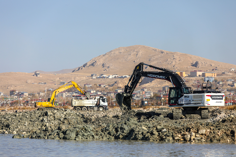 Van Gölü'ndeki dip çamuru temizleme çalışmaları aralıksız devam ediyor - Kare 10