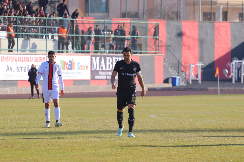 Bitexen Vanspor  Utaş Uşakspor'u kendi sahasında 3-1 mağlup etti - Kare 4