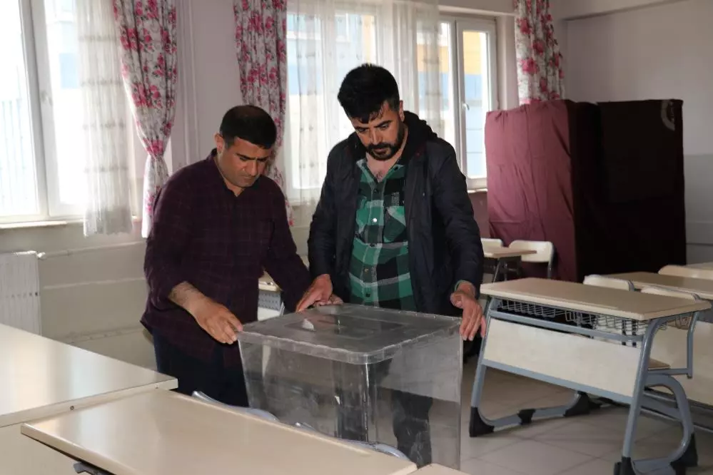 Van’daki okullarda sandıklar kuruldu