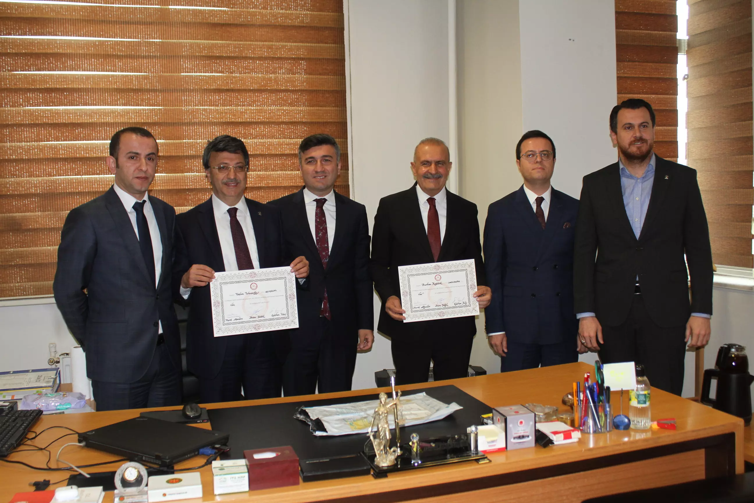 AK Parti Van milletvekilleri mazbatalarını aldı