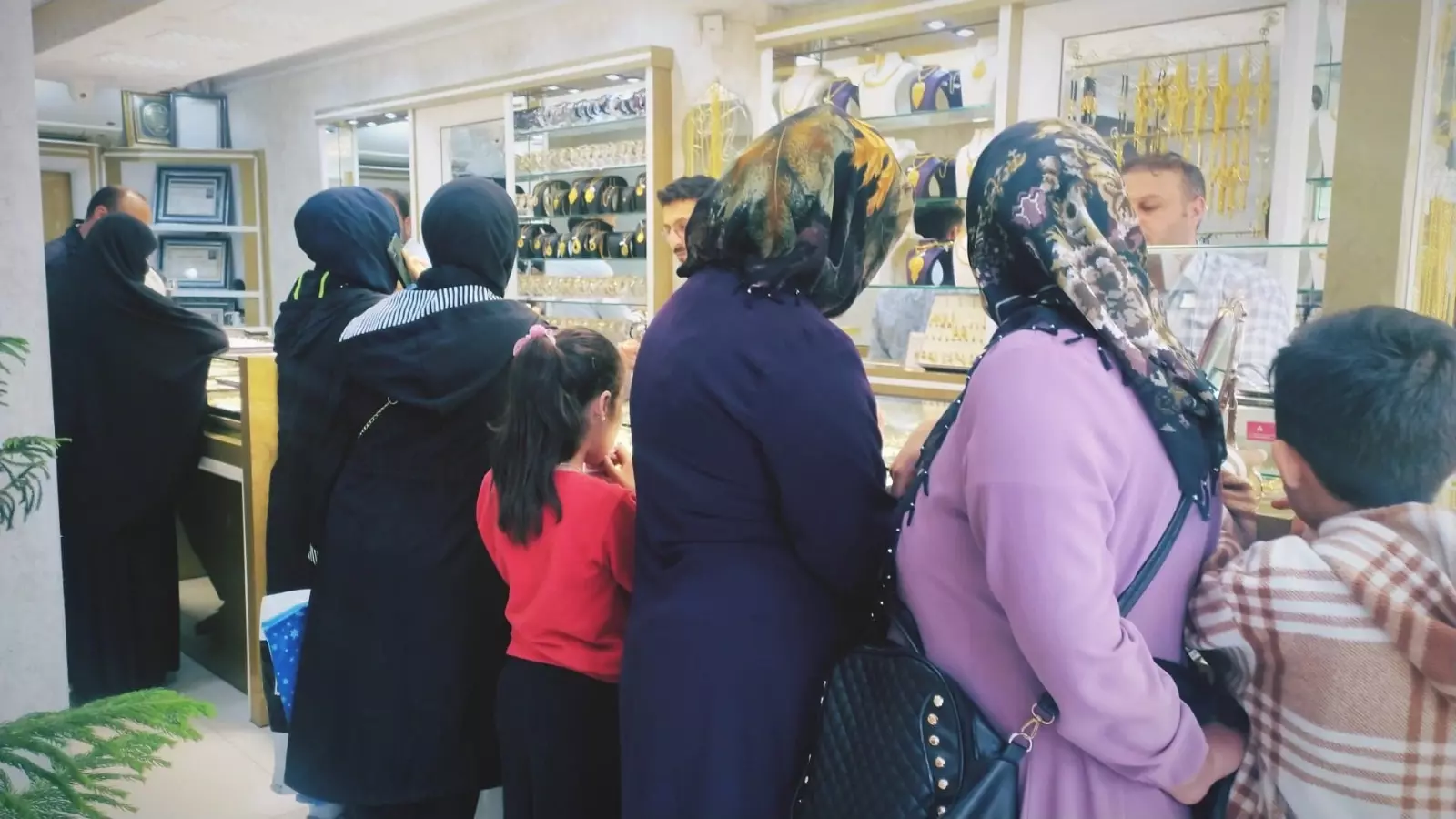 Van’da kuyumculardaki yoğunluk arttı