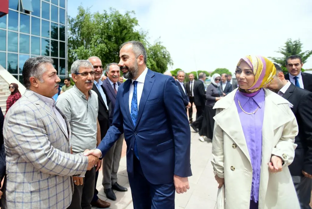 Rektör Şevli Van'da çiçeklerle karşılandı