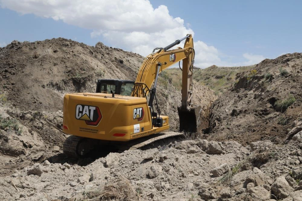 Van'da tarımsal sulama kanalları ve göletler temizleniyor