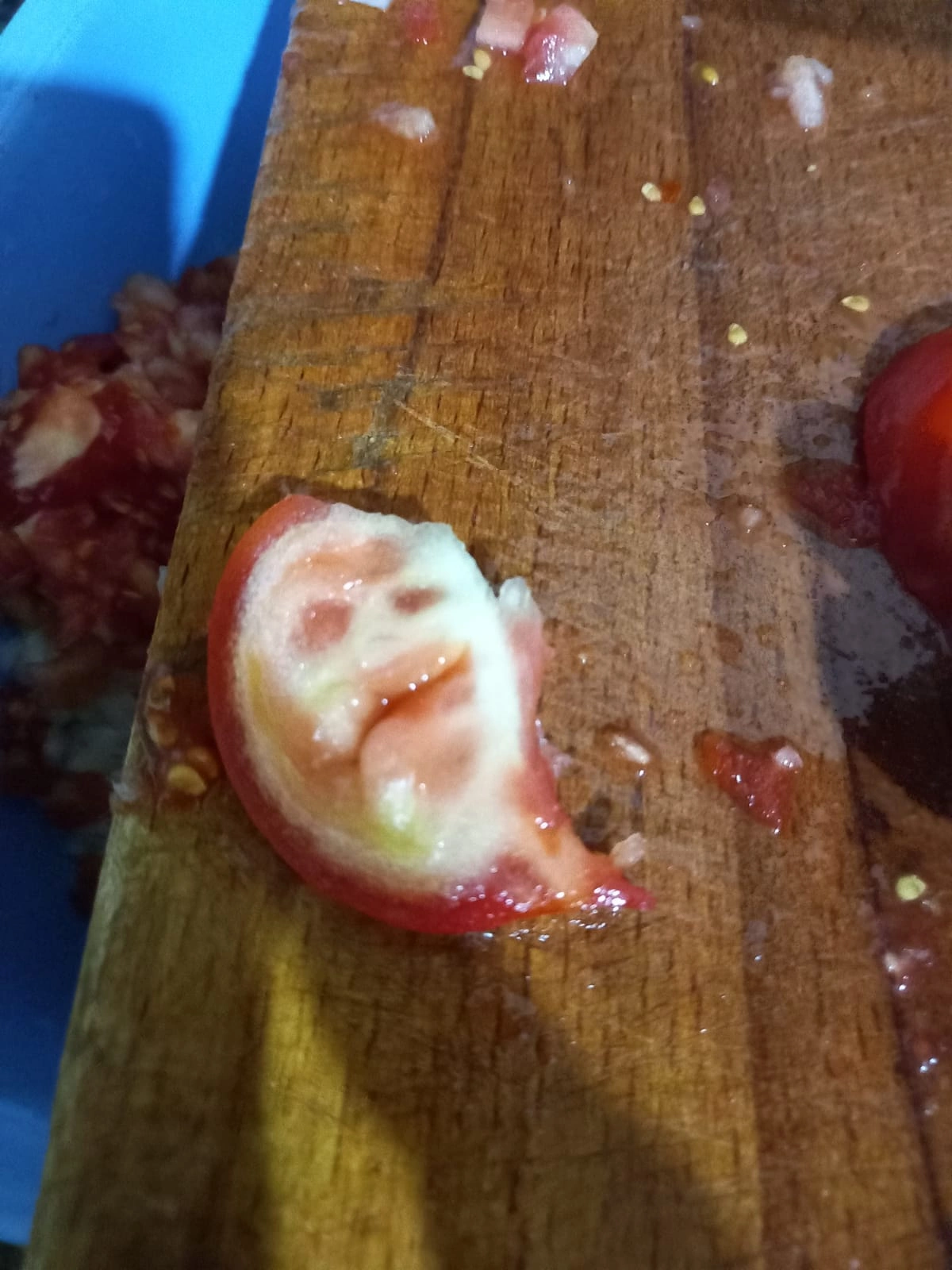 Van'da aldığı domatesi kesince şaşıp kaldı!