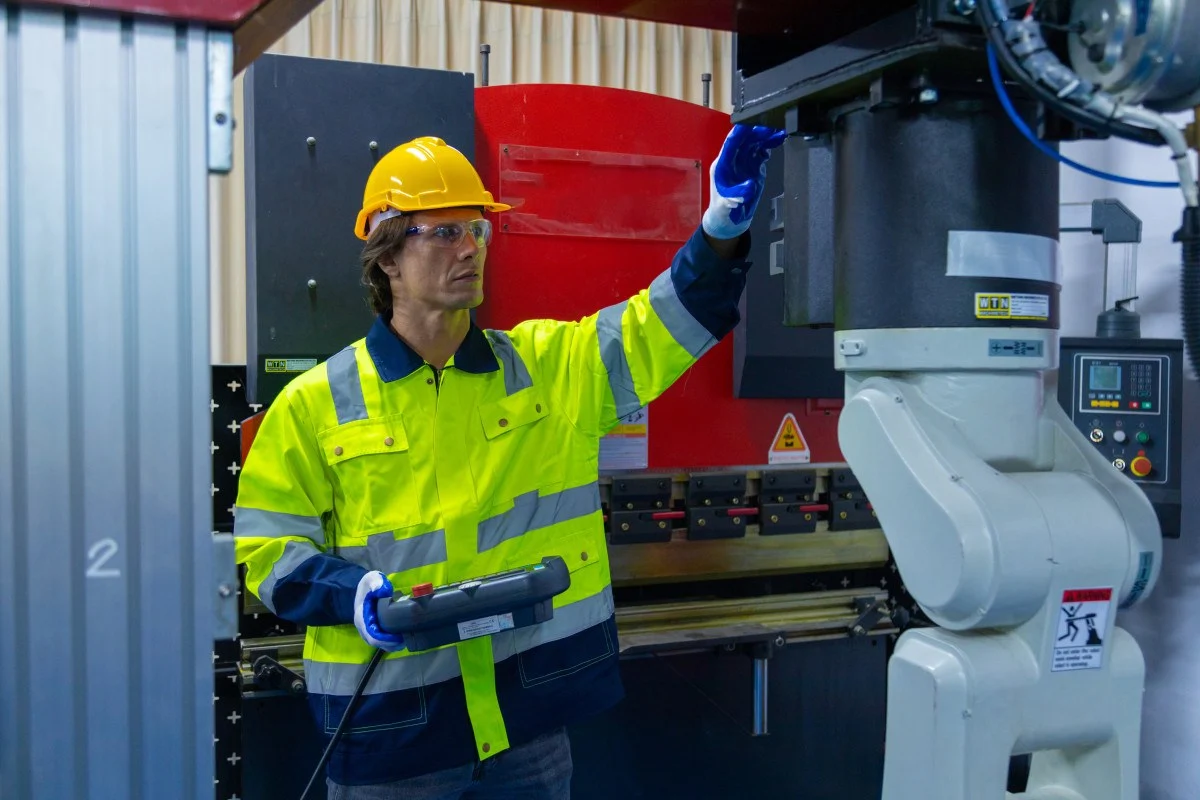 Tesla fabrikasında robot mühendisi yaraladı