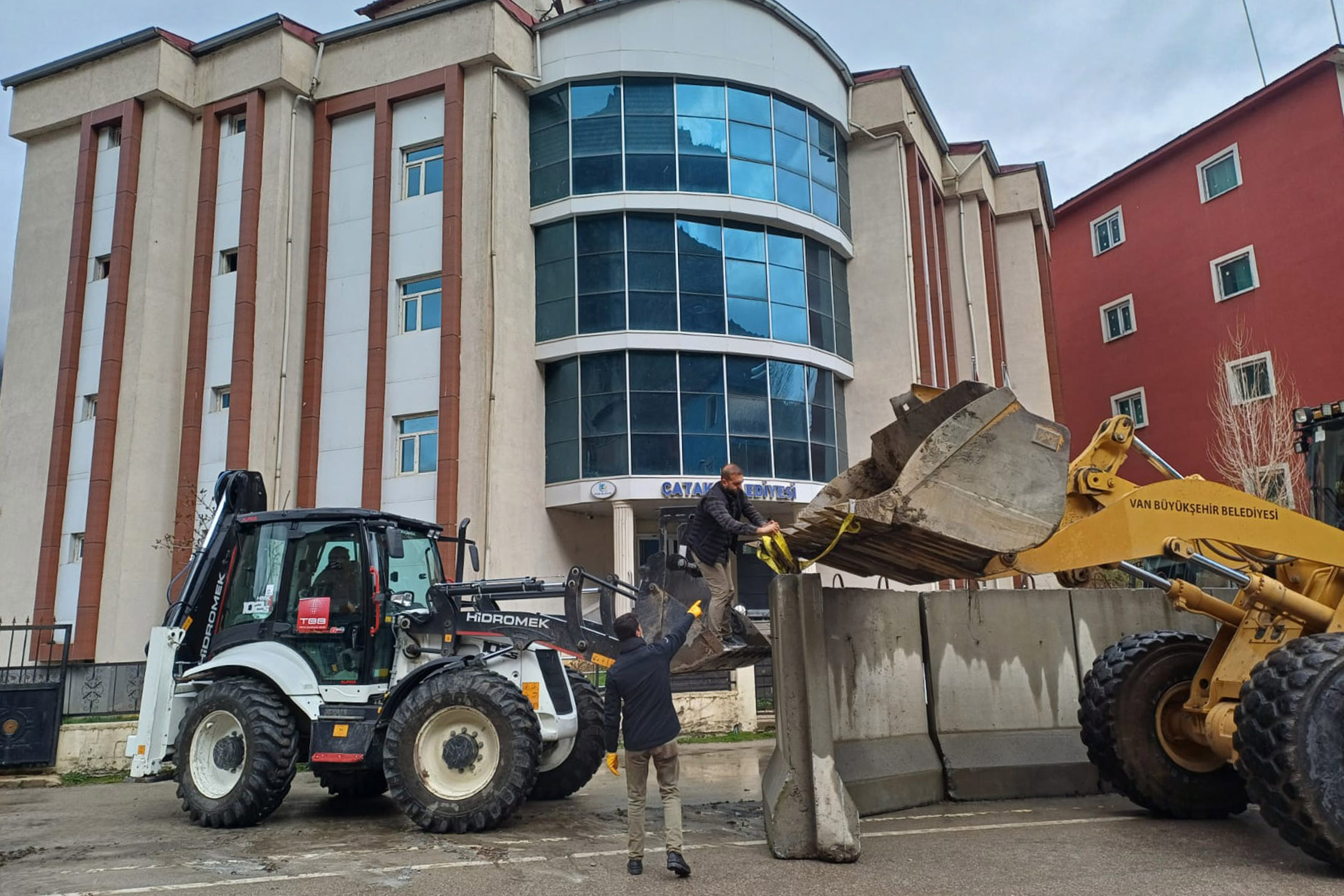 Çatak Belediyesi’nin Önündeki Beton Bloklar Kaldırıldı