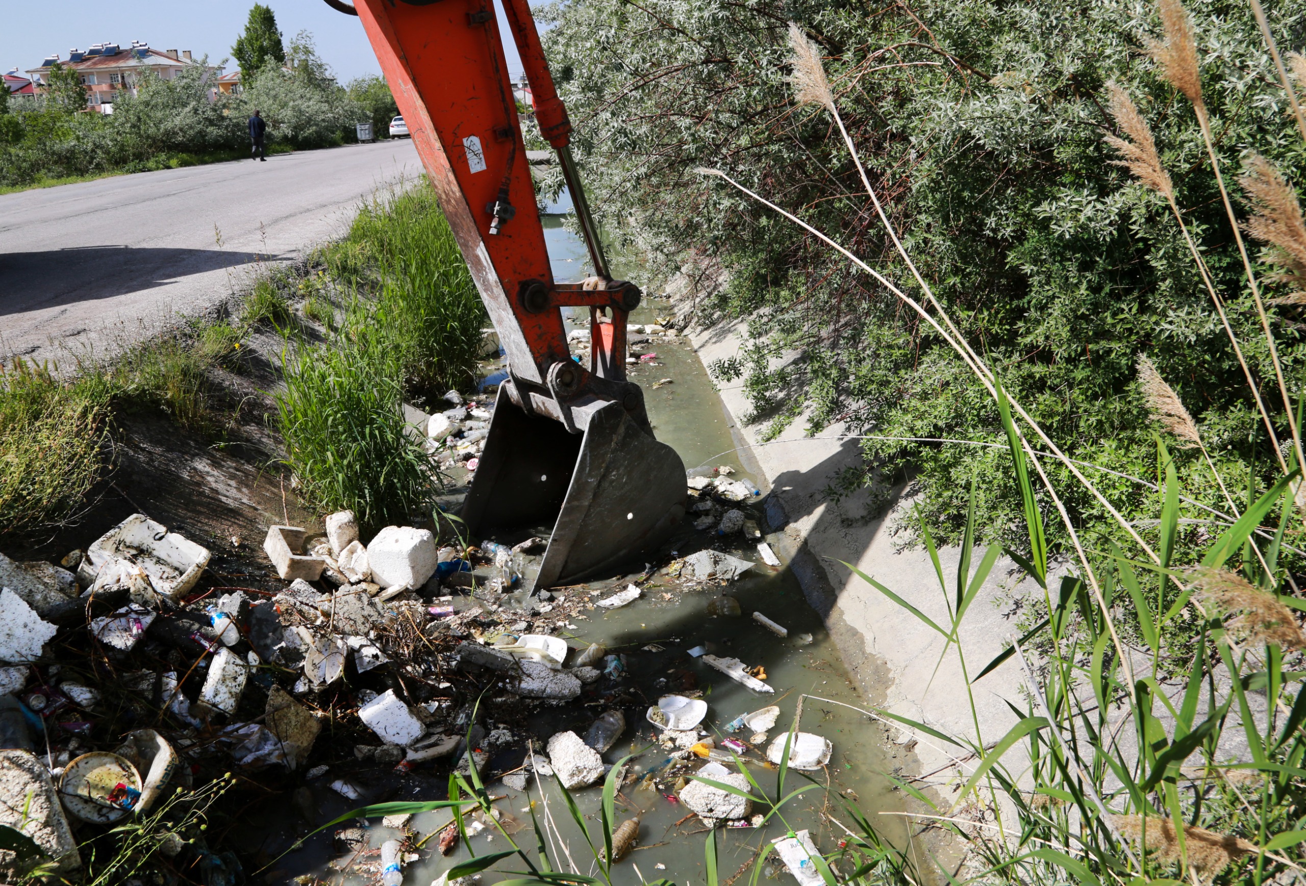 Büyükşehir Belediyesi DSİ sorumluluğundaki Şamran kanalını temizledi