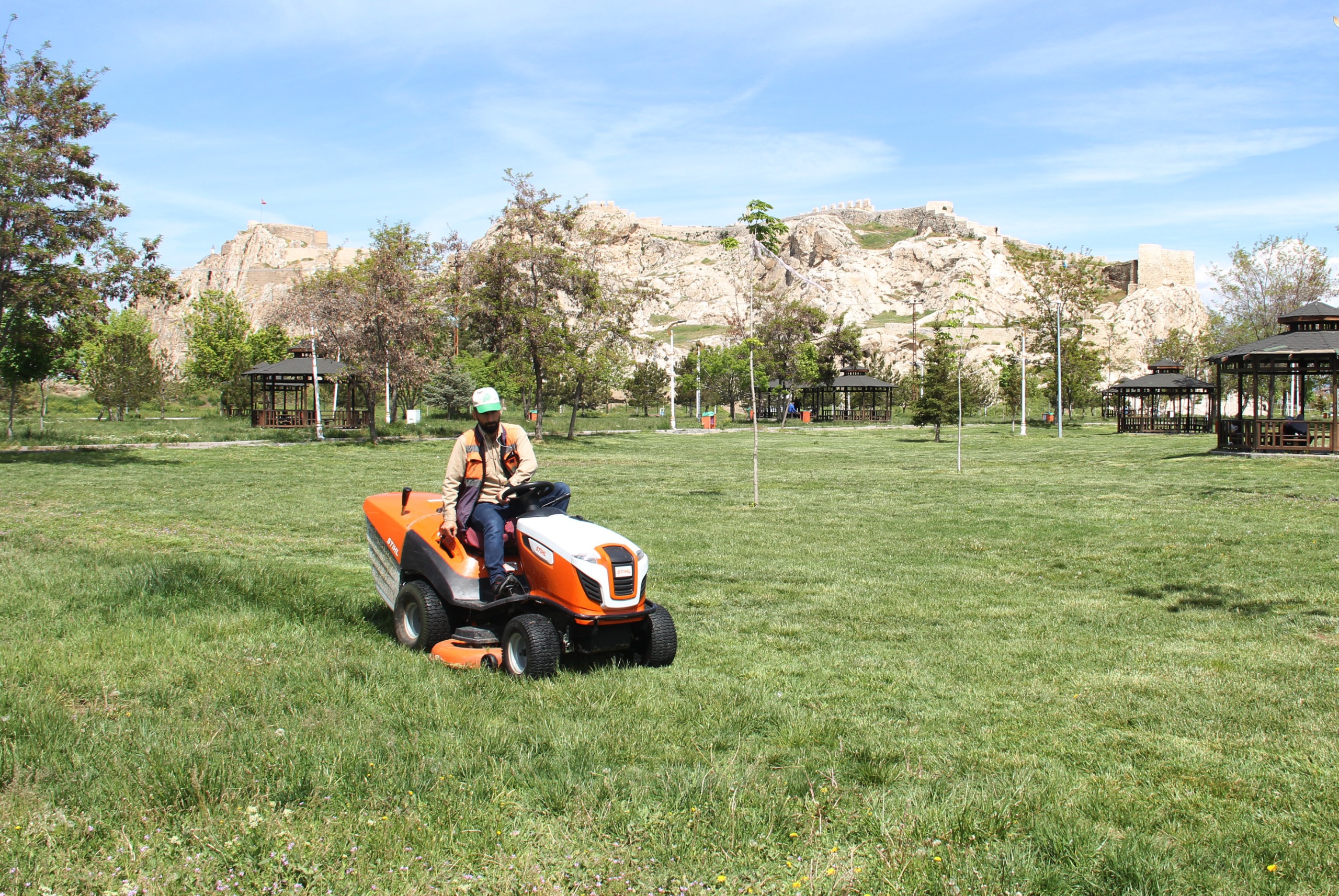Van'daki park ve bahçeler yaza hazırlanıyor - Kare 1