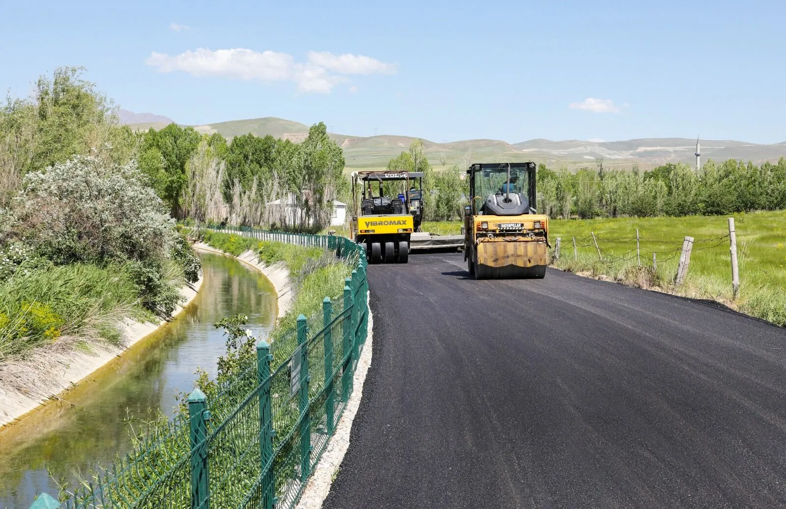 Van Büyükşehir Belediyesi yılın ilk asfalt serimini yaptı