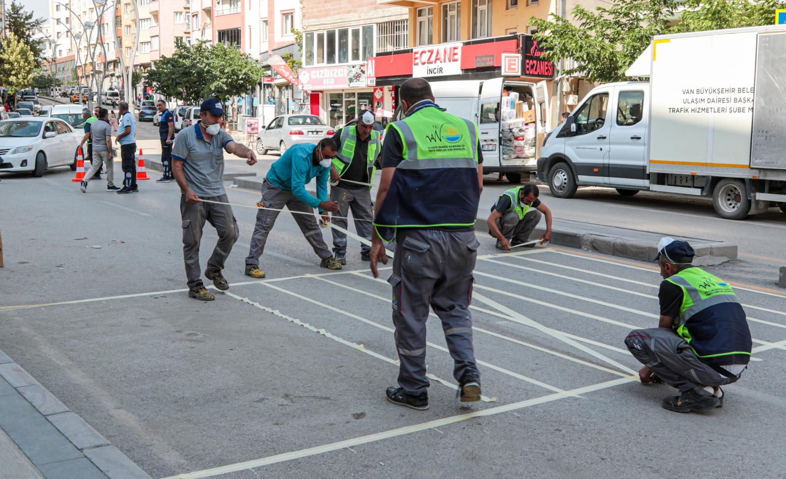 Van'da Kürtçe ve Türkçe yol çizgi çalışması - Kare 7