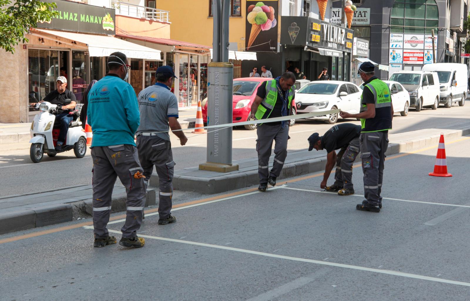 Van'da Kürtçe ve Türkçe yol çizgi çalışması - Kare 6