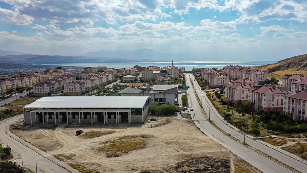 Van'da kapalı semt pazarı yapılıyor