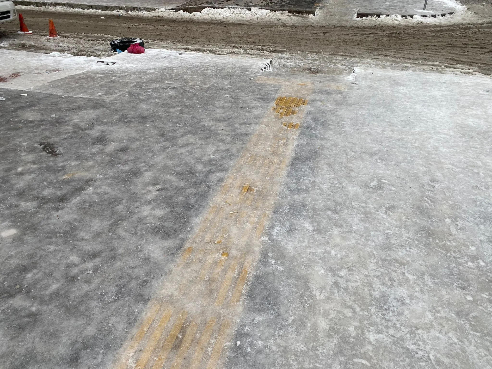 Van'da yollar ve kaldırımlarda buzlanma riski!