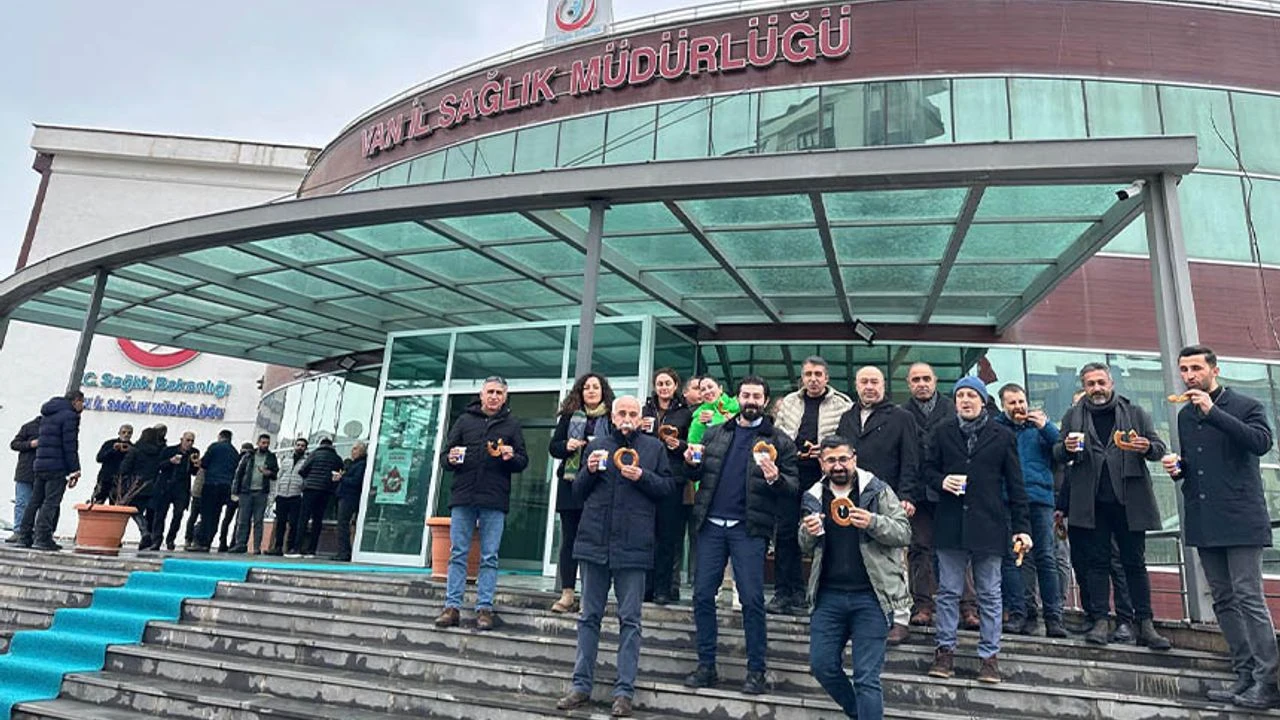 Van’da sağlık çalışanlarından simit ve ayranlı protesto