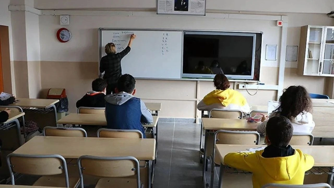 MEB'den yeni düzenleme: Devamsızlık nedeniyle sınıfta kalana yeni hak
