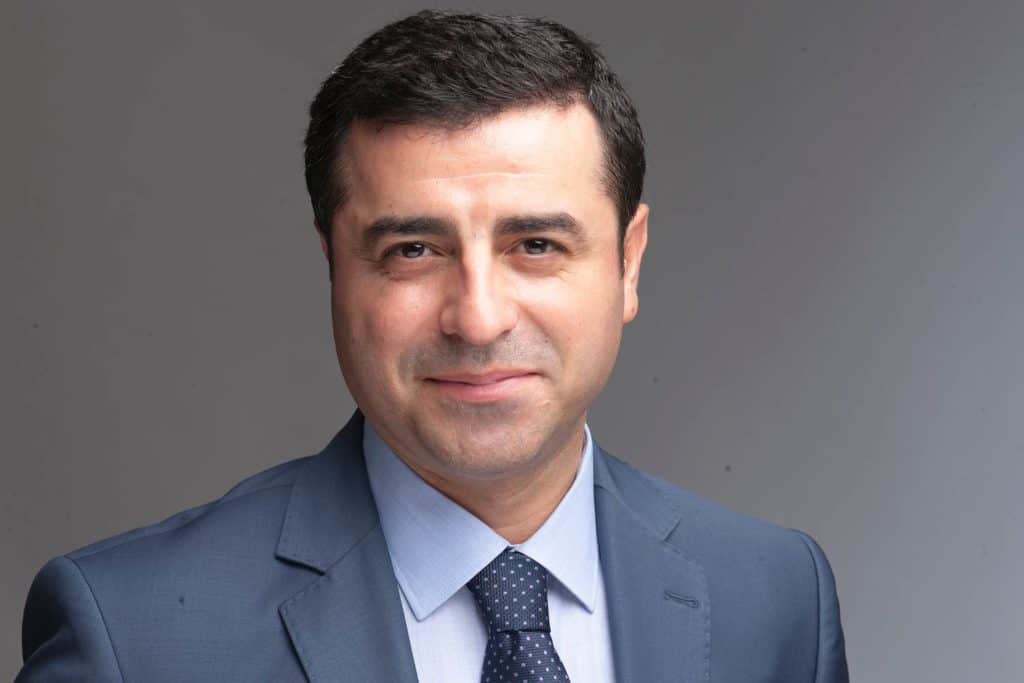 Selahattin Demirtaş eşinin Ameliyatı İçin İstanbul’a geldi