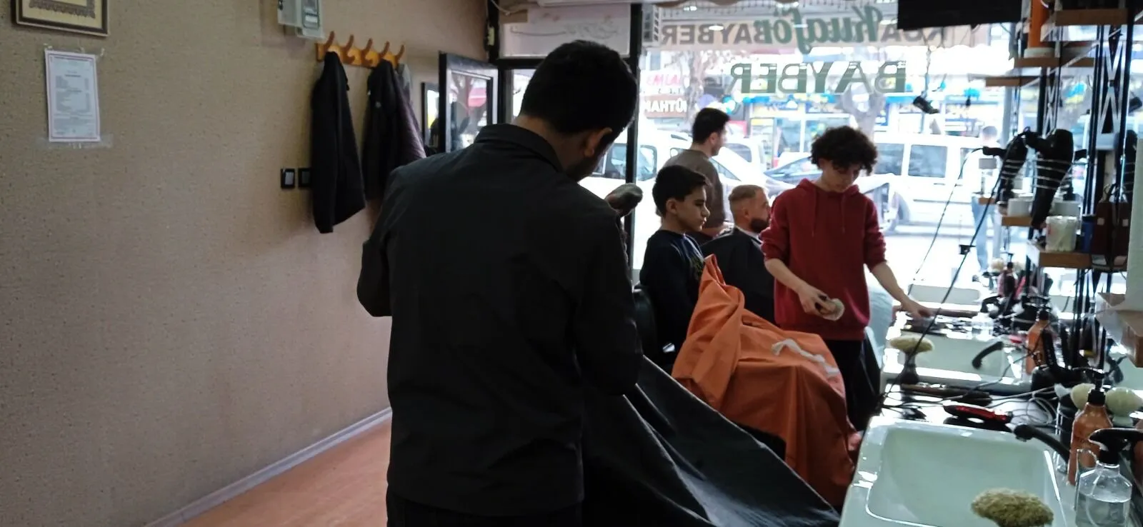 Van’da Berber ve Kuaförlerde Bayram Arifesi Telaşı!