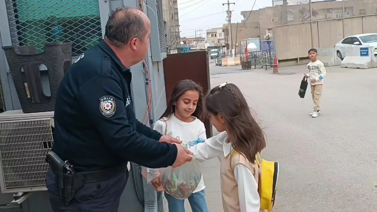 Şırnak'ta Çocukları Sevindiren Polis: Bayramda da Şeker Dağıttı