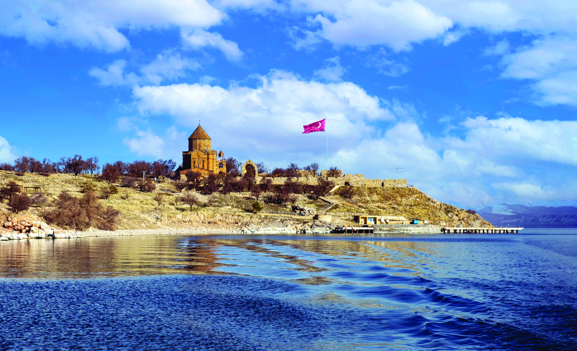 Akdamar Adası ve Akdamar Kilisesi: Tarihin ve Doğanın Büyüleyici Buluşması