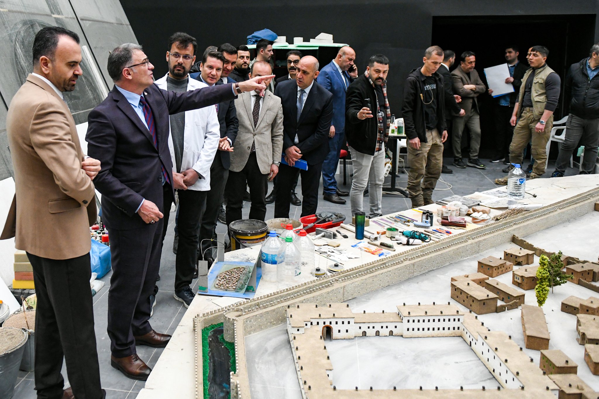 Van Valisi Ozan Balcı, Eski Van Şehrinin Minyatür Çalışmalarını İnceledi