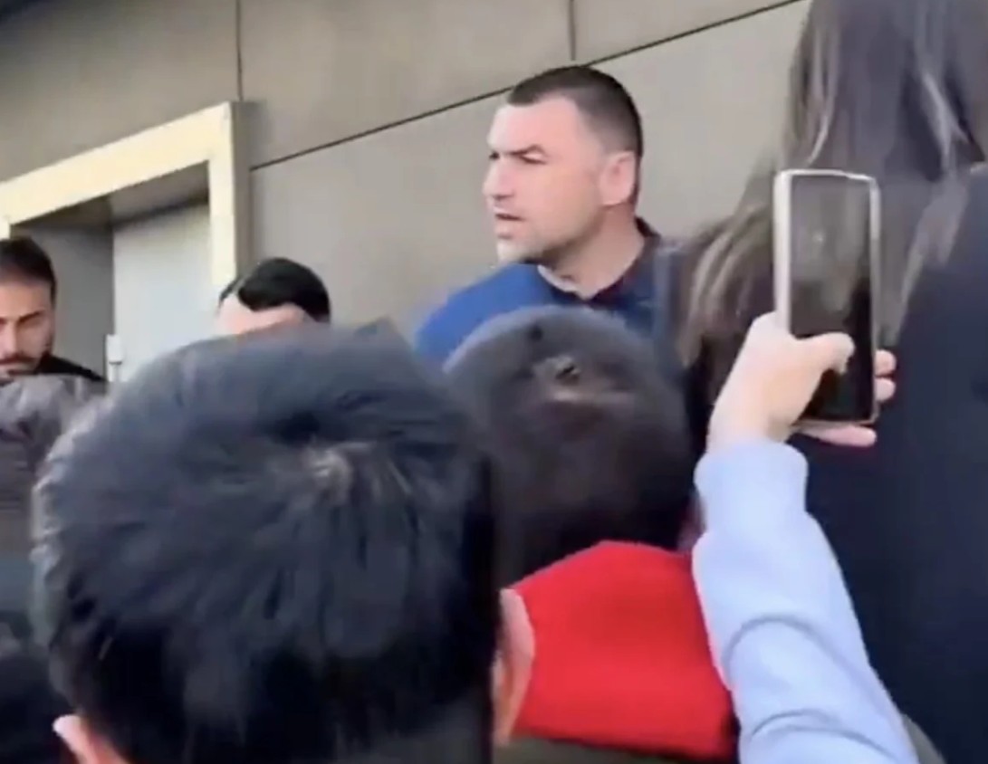 Burak Yılmaz Taraftarın Fenerbahçe İmasıyla Çıldırdı: “Nasıl Konuşuyorsun Lan Sen?”