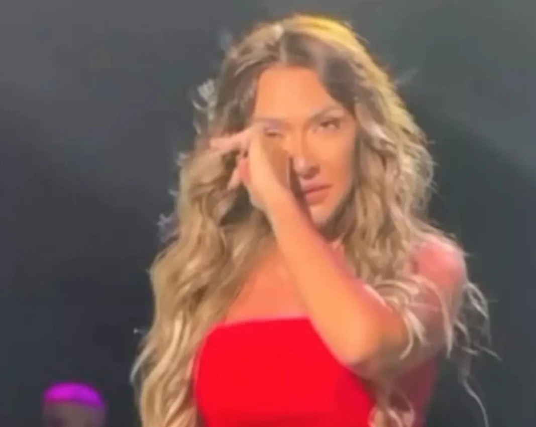 Yönetmen Sevgilisinden Ayrılan Hadise, Sahnede Gözyaşlarına Hakim Olamadı