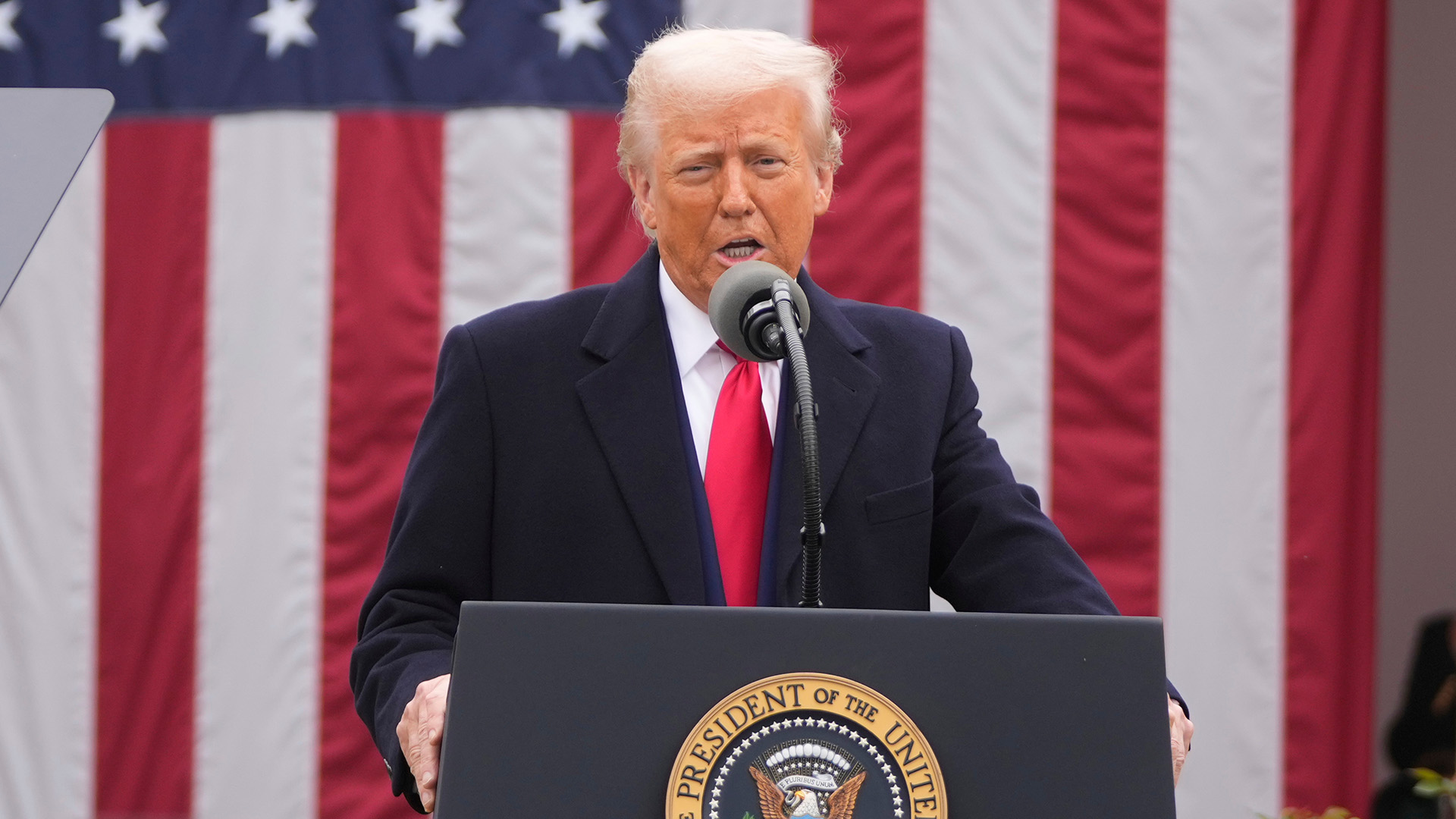 Trump’tan Teknoloji Ürünlerine Vergi Muafiyeti: Apple ve Teknoloji Devleri Rahat Nefes Aldı