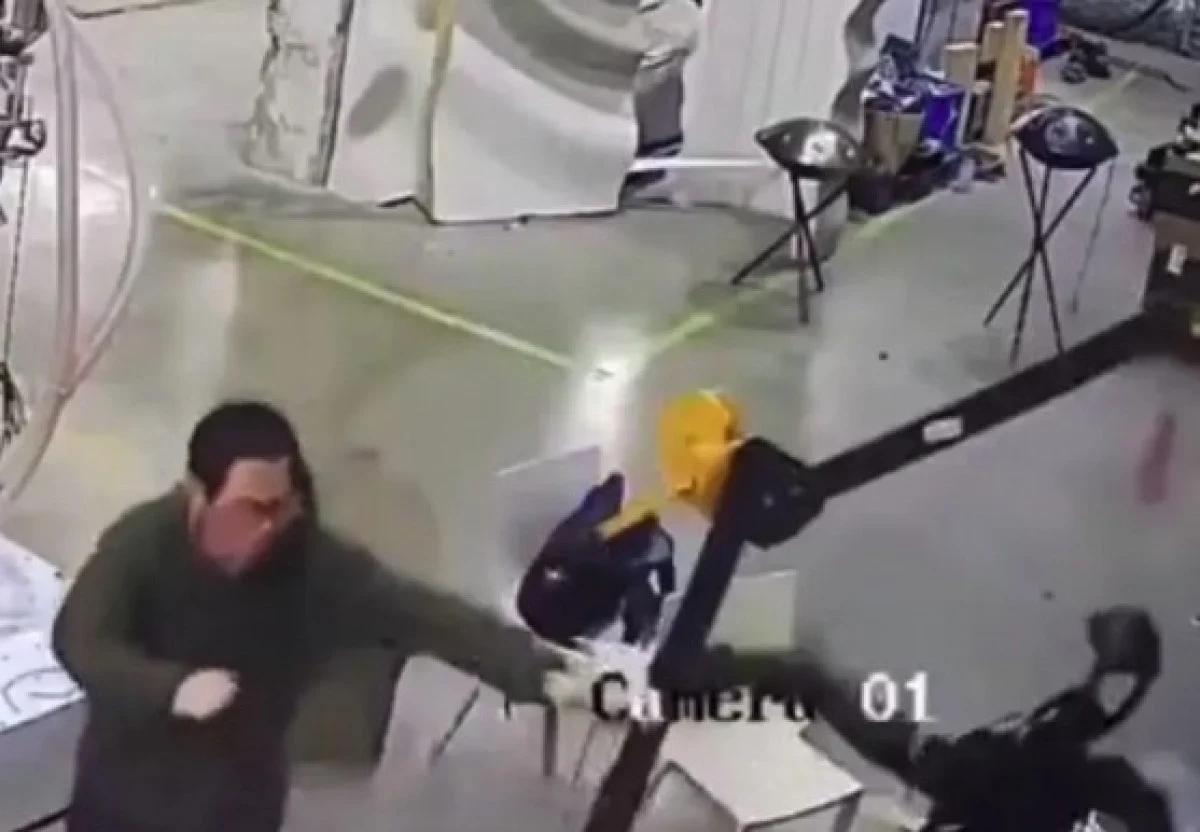 Çin’de Kodlama Sırasında Kontrolden Çıkan Robot İki Kişiye Saldırdı