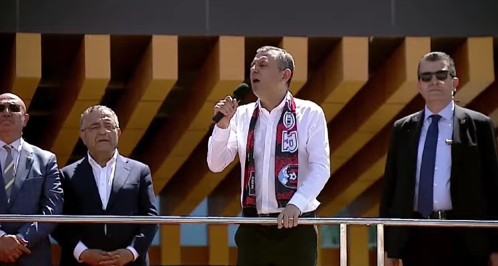 CHP Lideri Özgür Özel’in Van Mitingi Canlı Yayınla Vatandaşlarla Buluşuyor